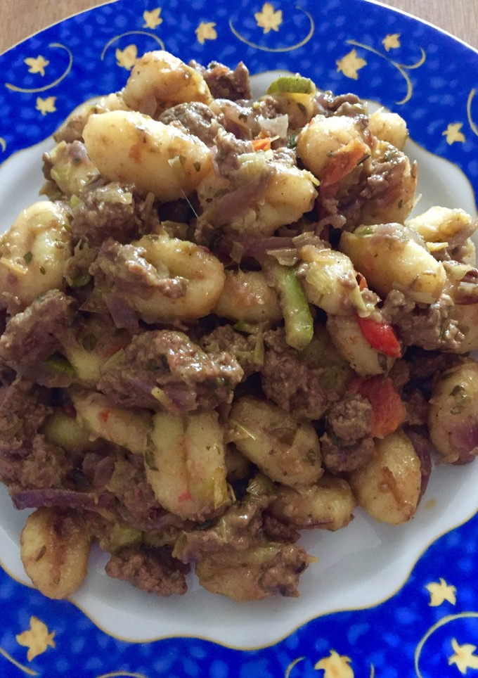 Una foto de Ñoquis con buey y verduras
