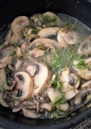 Una foto de "Hongos Crudos" en conserva