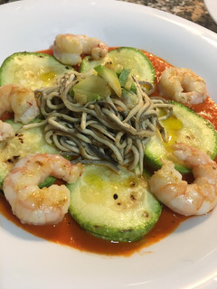 Una foto de Calabacín relleno con gambas y gulas en salsa de pimientos rojos