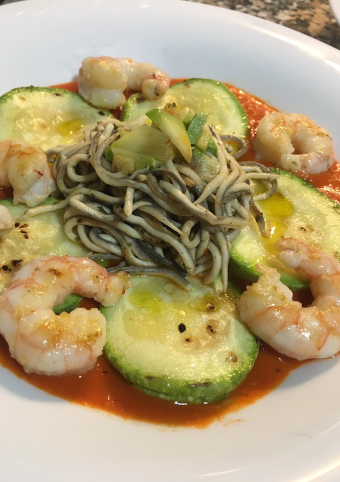 Una foto de Calabacín relleno con gambas y gulas en salsa de pimientos rojos