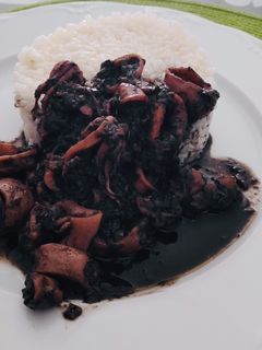 Una foto de Chipirones en tinta