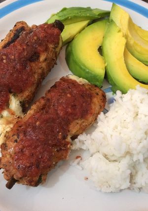 Una foto de Pechuga rellena con chile poblano