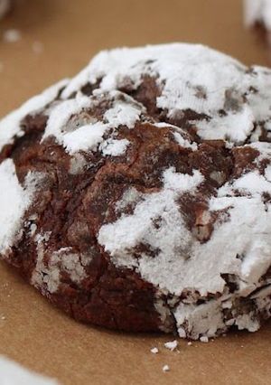 A picture of Chocolate crinkle cookie with buttercream frosting.