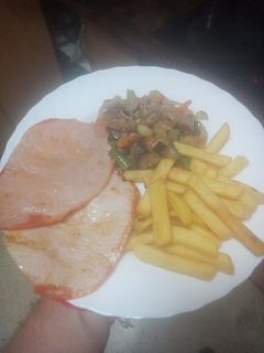 Una foto de Lomo adobado con salteado de verduras y papas fritas