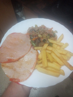 Una foto de Lomo adobado con salteado de verduras y papas fritas