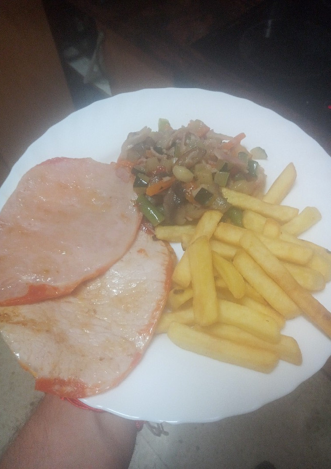 Una foto de Lomo adobado con salteado de verduras y papas fritas