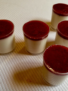 Una foto de Pannacotta de horchata con coulis de frutos rojos