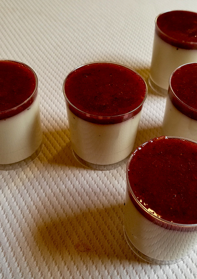 Una foto de Pannacotta de horchata con coulis de frutos rojos