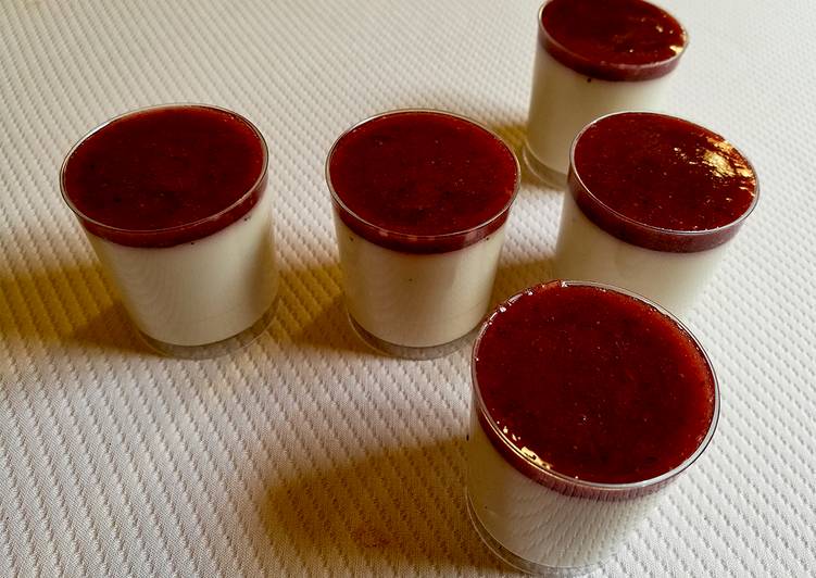 Pannacotta de horchata con coulis de frutos rojos