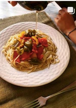 Una foto de Fideos con pimientos, maní y miel