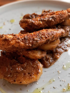 Una foto de Solomillos de pollo y patatas en salsa de olivada