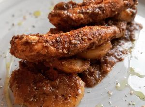 Una foto de Solomillos de pollo y patatas en salsa de olivada