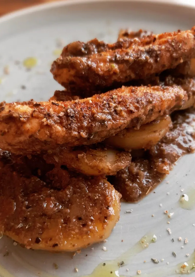 Una foto de Solomillos de pollo y patatas en salsa de olivada