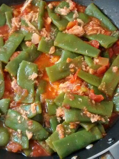 Una foto de Judías verdes con tomate y atún