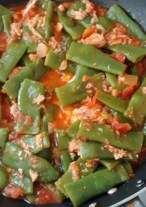 Una foto de Judías verdes con tomate y atún