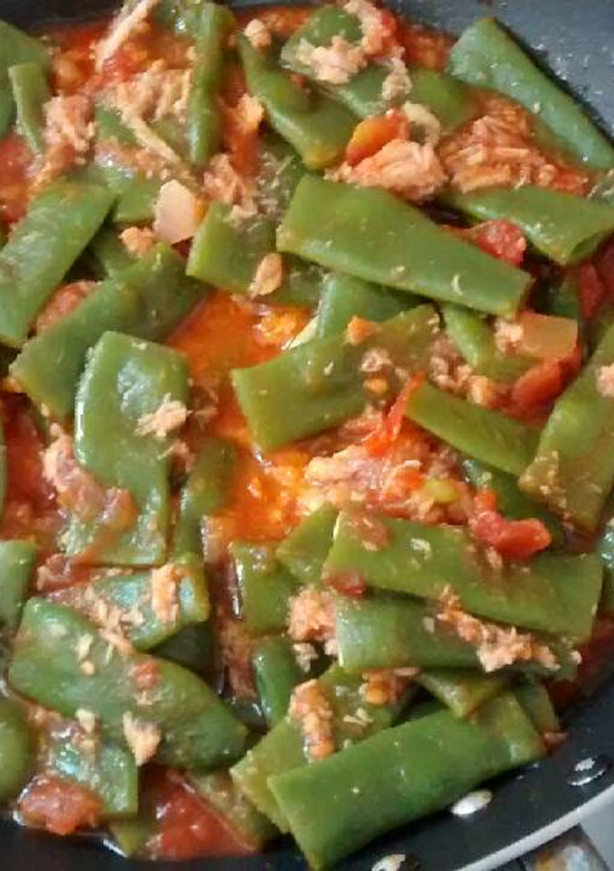 Una foto de Judías verdes con tomate y atún