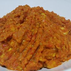 Spicy and crunchy roasted pepper and garlic hummus A picture of Spicy and crunchy roasted pepper and garlic hummus.