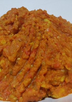 A picture of Spicy and crunchy roasted pepper and garlic hummus.