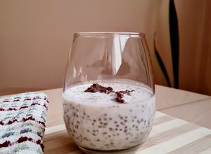 Una foto de Pudding de avena y chía con chocolate 🥣 Overnight oats