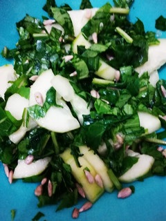 Una foto de Ensalada de pepino, rúcula y semillas de maravilla