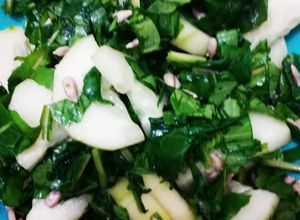 Una foto de Ensalada de pepino, rúcula y semillas de maravilla