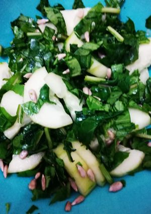 Una foto de Ensalada de pepino, rúcula y semillas de maravilla