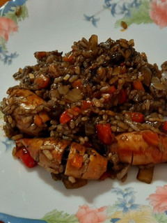 Una foto de Arroz con conserva de chipirones rellenos, en su tinta