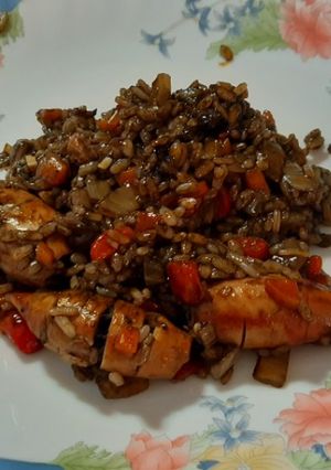 Una foto de Arroz con conserva de chipirones rellenos, en su tinta
