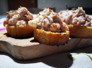 Foto di Bruschette salsiccia e ricotta