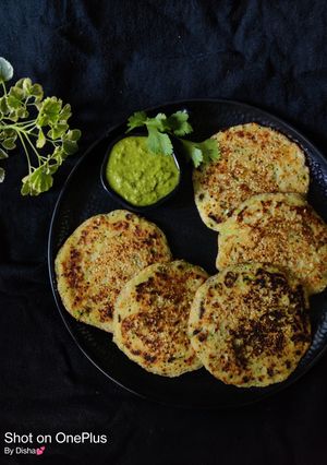 વેજ સોજી પેનકેક (Veg Sooji Pancake Recipe in Gujarati) રેસીપી મુખ્ય ફોટો