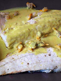 Una foto de Lubina con salsa de curry y coco
