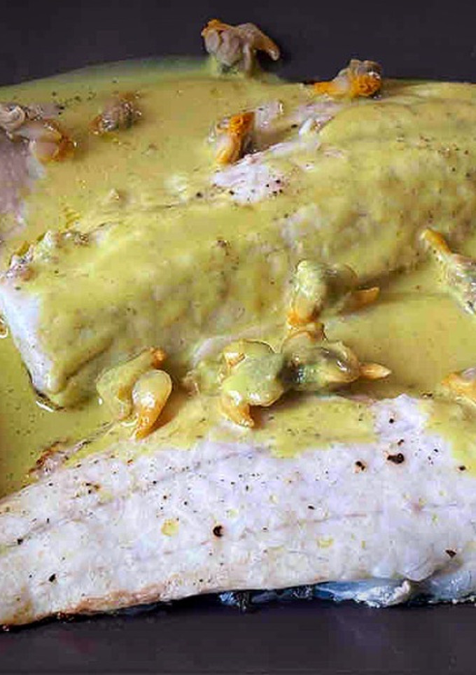 Una foto de Lubina con salsa de curry y coco