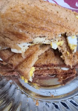 A picture of Boiled egg sandwhich.