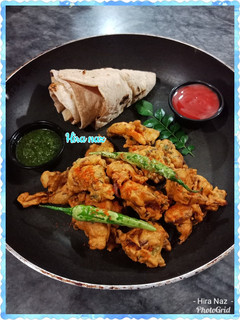 A picture of CRISPY PAKORAY With Roti.