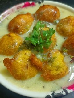 कढी वडा (Kadhi vada recipe in marathi) रेसिपी चे मुख्य फोटो