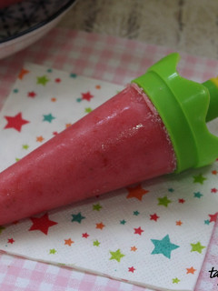 Una foto de Polos de fresa y yogur