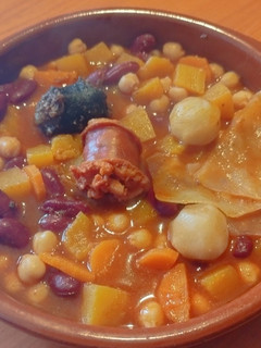 Una foto de Potaje de garbanzos y alubias con nabos, calabaza y repollo