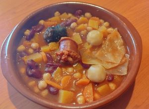 Foto principal de Potaje de garbanzos y alubias con nabos, calabaza y repollo