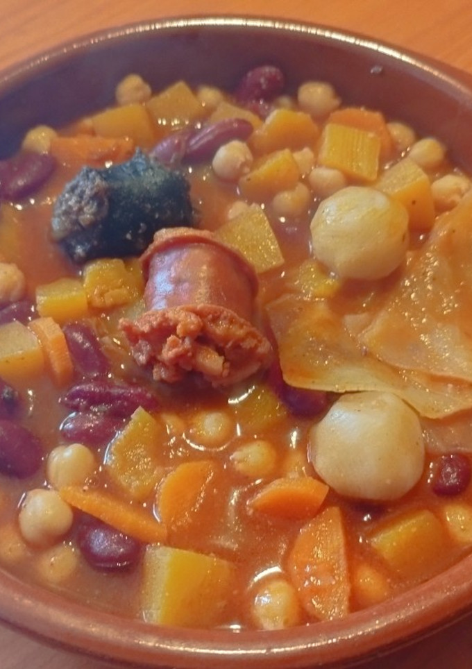 Una foto de Potaje de garbanzos y alubias con nabos, calabaza y repollo