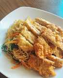 Mỳ trứng xào thịt thăn chiên giòn