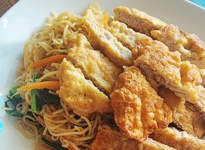 Hình của món Mỳ trứng xào thịt thăn chiên giòn.