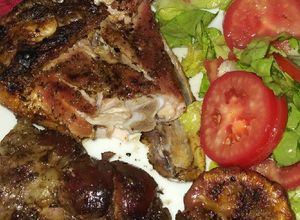 Una foto de Pollo, riñón y chinchulines a la parrilla