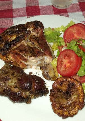 Una foto de Pollo, riñón y chinchulines a la parrilla