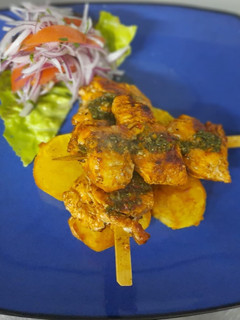 Una foto de Brochetas de pollo