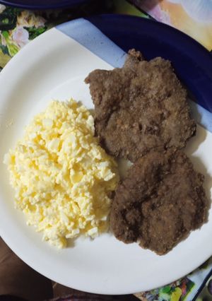 Una foto de Milanesas con ensalada # cumplimos 9 años🥳🥳👏👏🎉