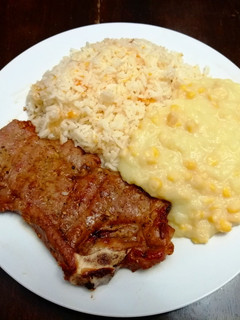 Una foto de TBone a la parrilla, Papasa de Maíz & Arroz de Zanahorias y Apio