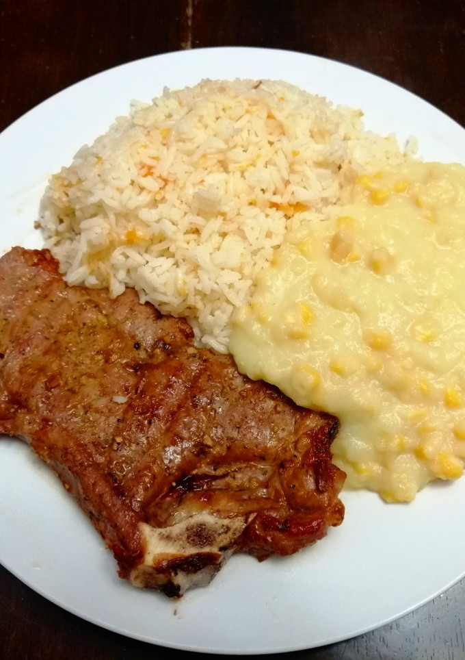 Una foto de TBone a la parrilla, Papasa de Maíz & Arroz de Zanahorias y Apio