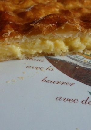 Une photo de Galette des rois crème pâtissière à la fleur d'oranger et frangipane