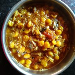 A picture of Mudhi Ghanto (Fish head and ChickPea Curry.