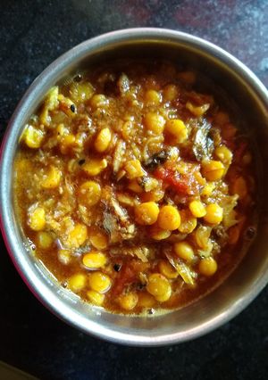 A picture of Mudhi Ghanto (Fish head and ChickPea Curry.